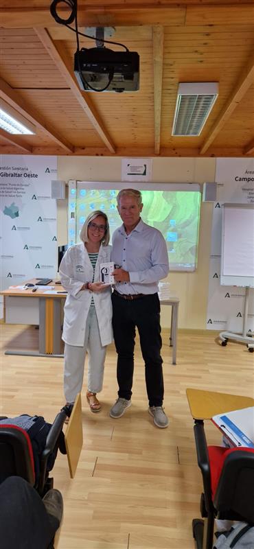 entrega de lectores a la gerente del area 